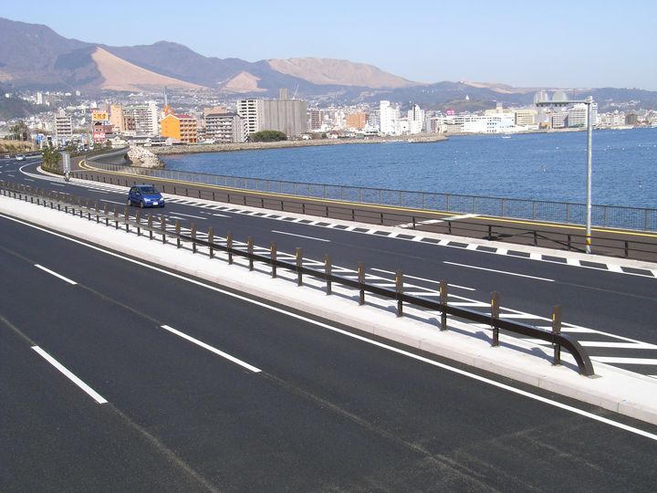 自在R連続基礎 施工実績 別大国道（国道10号）中央分離帯