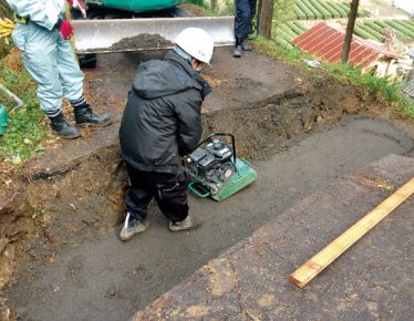 FR横断側溝 ① 基礎材敷設
